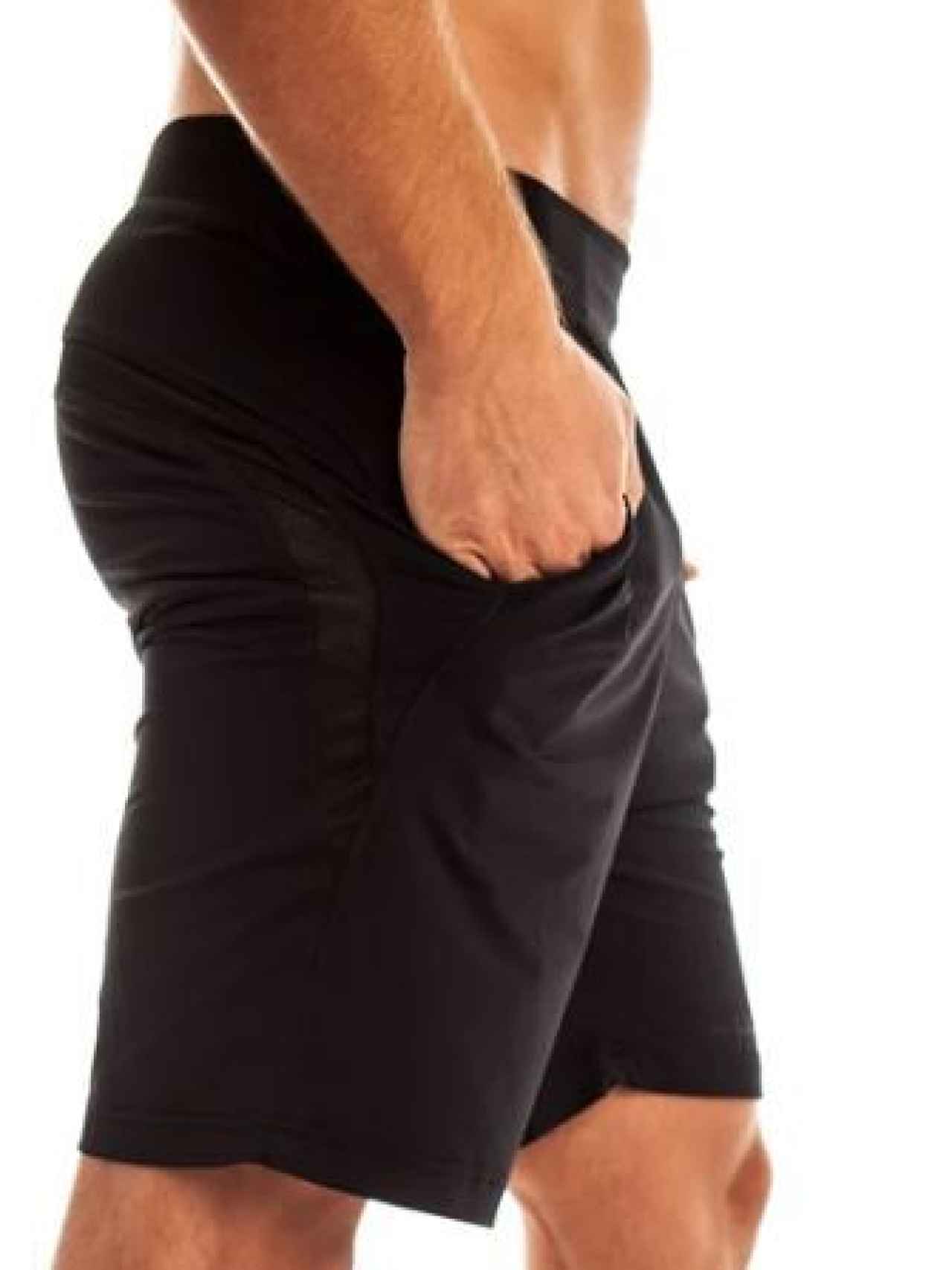 Shorts de hombre con tecno-tejidos sostenibles hechos de nylon regenerado.
