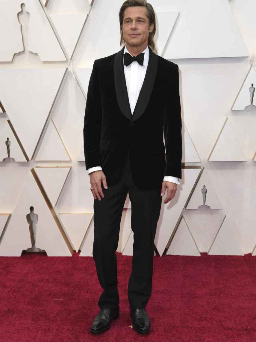 Brad Pitt con un esmoquin negro de terciopelo.