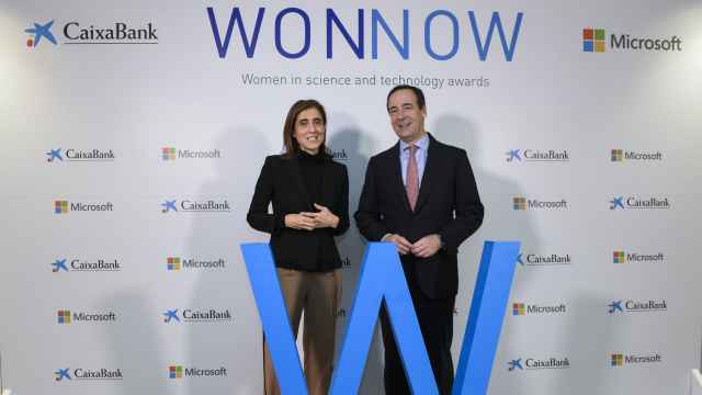 Pilar López, presidenta de Microsoft España, y Gonzalo Gortázar, consejero delegado de CaixaBank.