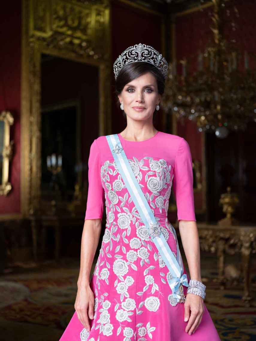 La reina Letizia ha posado con el vestido de Carolina Herrera que lució en la cena de gala de la entronización de Naruhito.