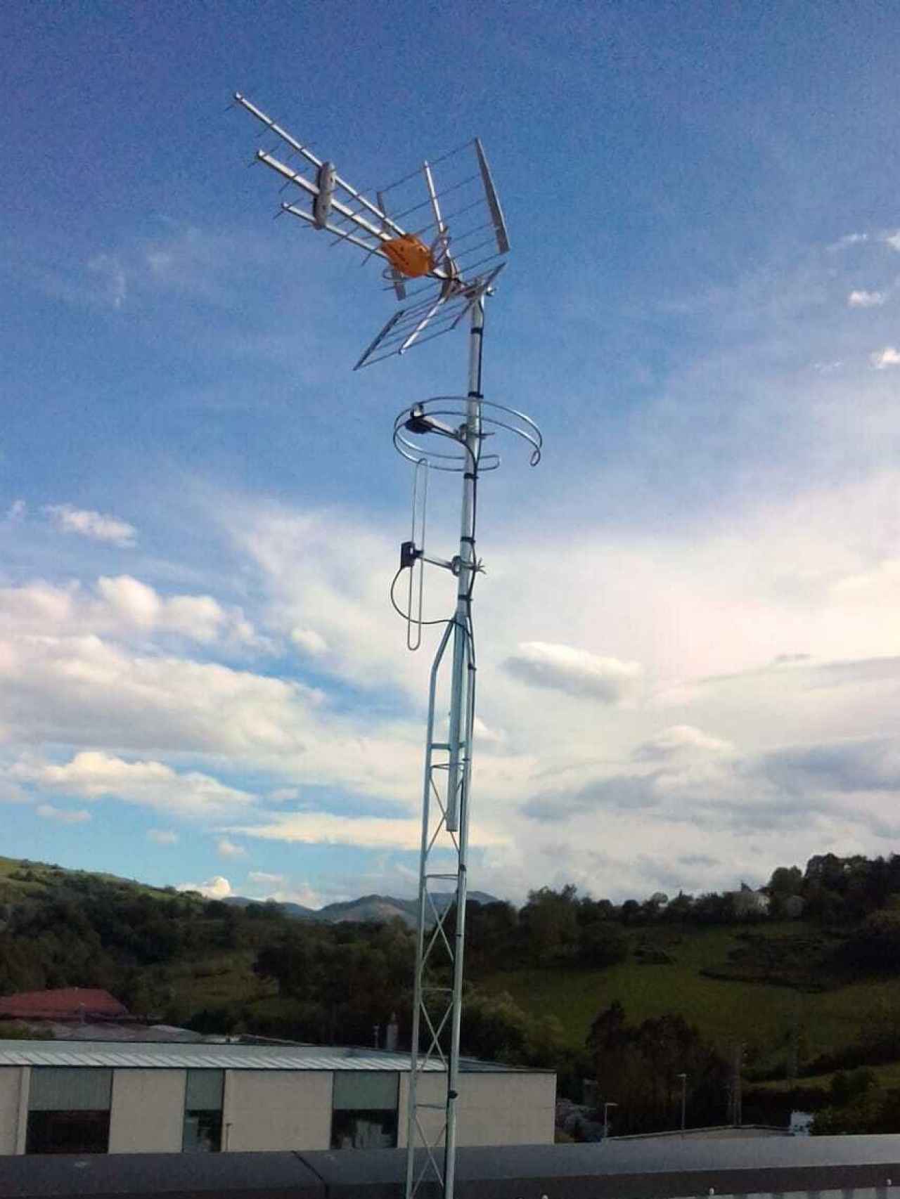 Una de las antenas modificadas recientemente por Patricio.