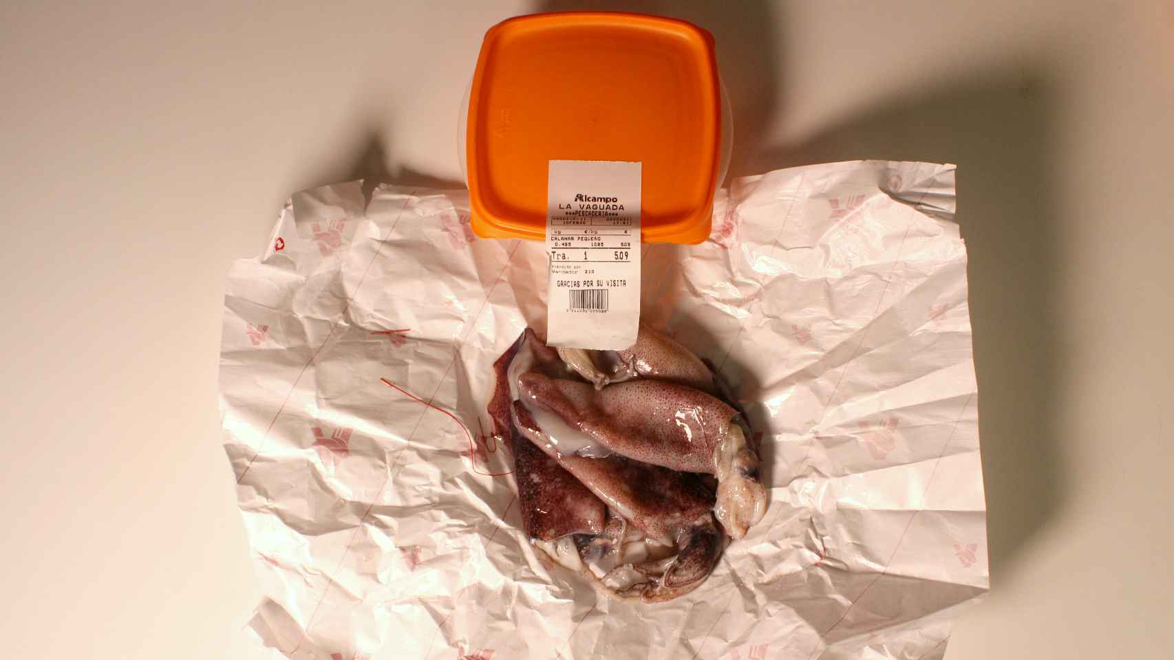 Nos han echado cuatro calamares en el táper envueltos en papel biodegradable.