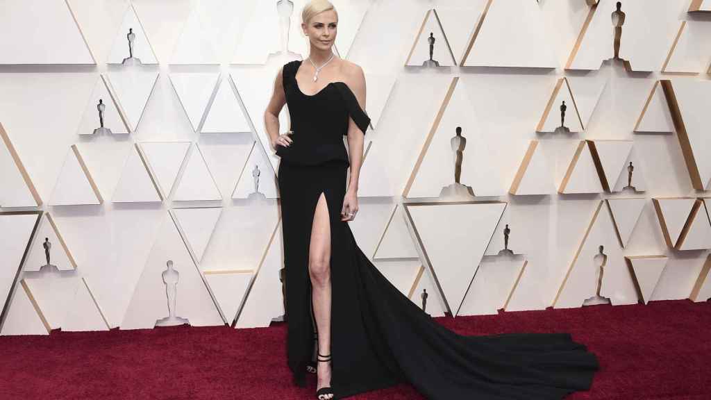 Charlize Theron en la alfombra roja de los Oscar 2020.
