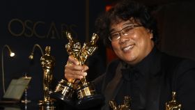 Bong Joon-Ho con su manojo de Oscars.
