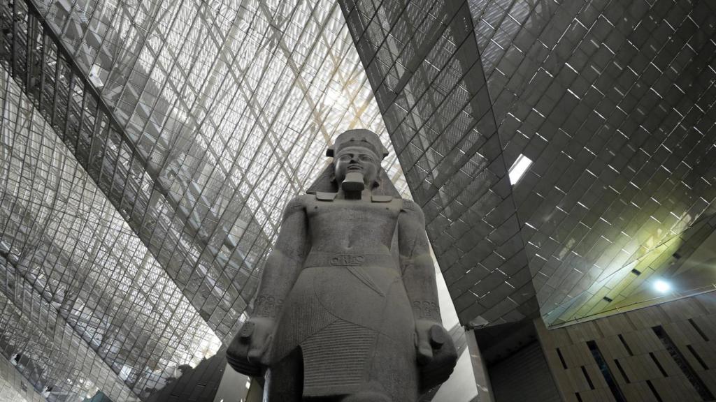 Estatua colosal de Ramsés II en el Gran Museo Egipcio.
