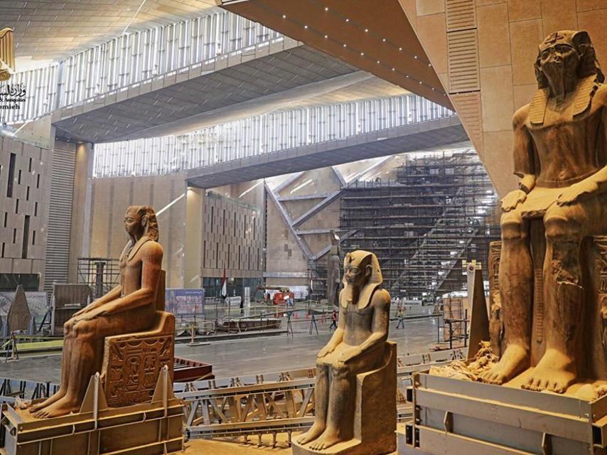 Tres estatuas colosales que se mostrarán en el Gran Museo Egipcio.