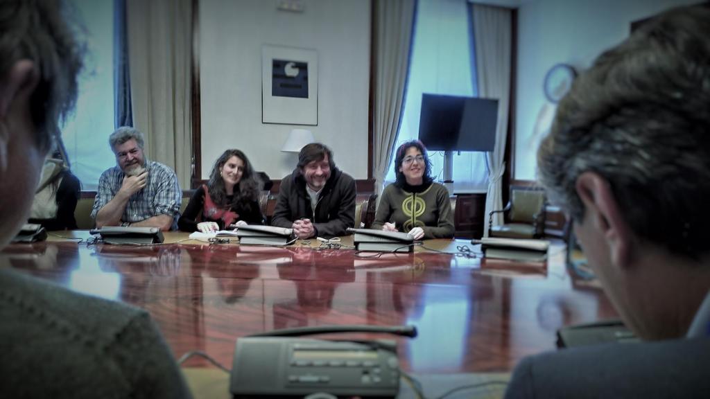Juan López de Uralde y Rafa Mayoral, reunidos con productores agrarios en el Congreso de los Diputados.