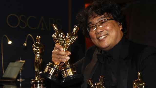 Bong Joon-Ho con su manojo de Oscars.