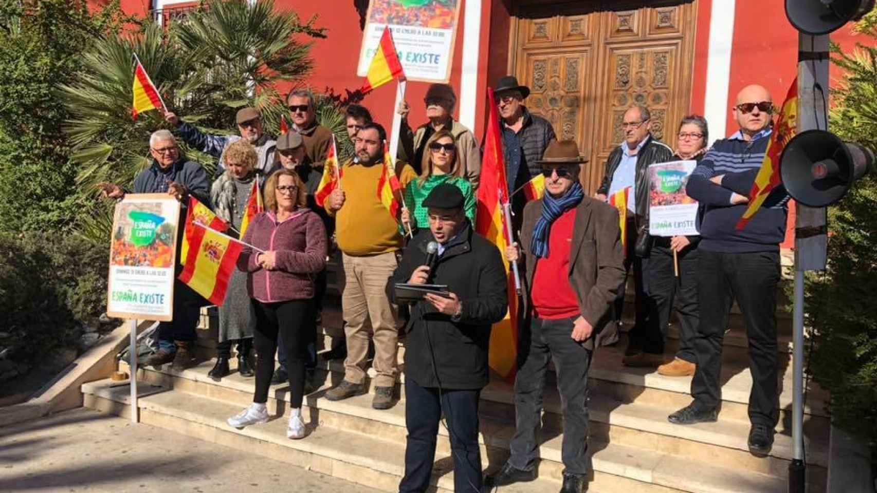 Militantes y simpatizantes de Vox durante la manifestación que convocó el partido de Santiago Abascal contra el Gobierno de coalición de PSOE  y Podemos.
