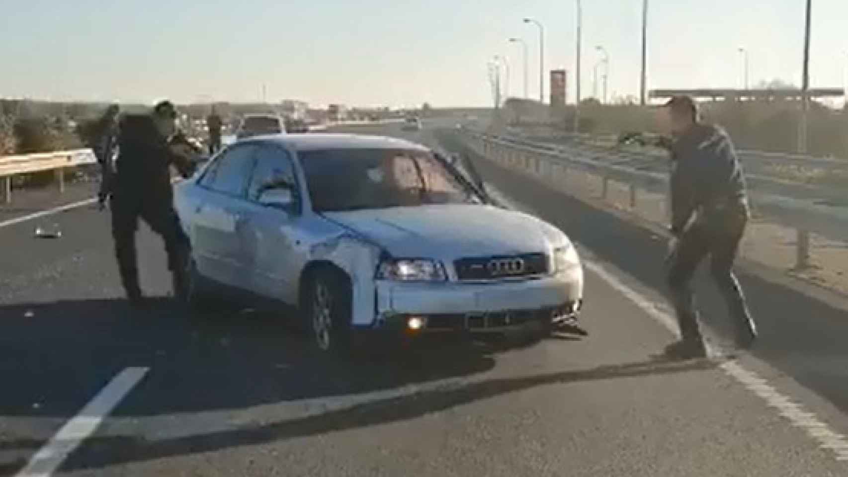 Intervención de la Policía en la autopista A-49, en Huelva.