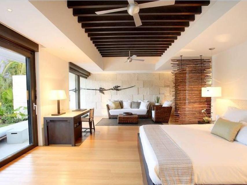 La pareja se está hospedando en la habitación Patio Diamond Suite.