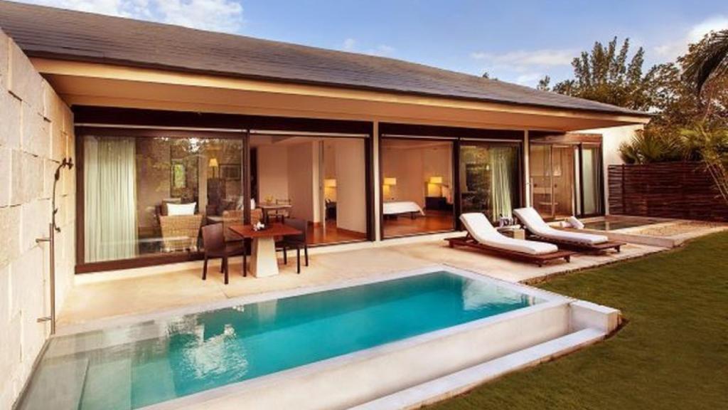 La habitación de la pareja cuenta con su propia piscina privada.
