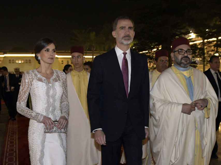 Los reyes, Felipe y Letizia, con el monarca de Marruecos, Mohammed VI.