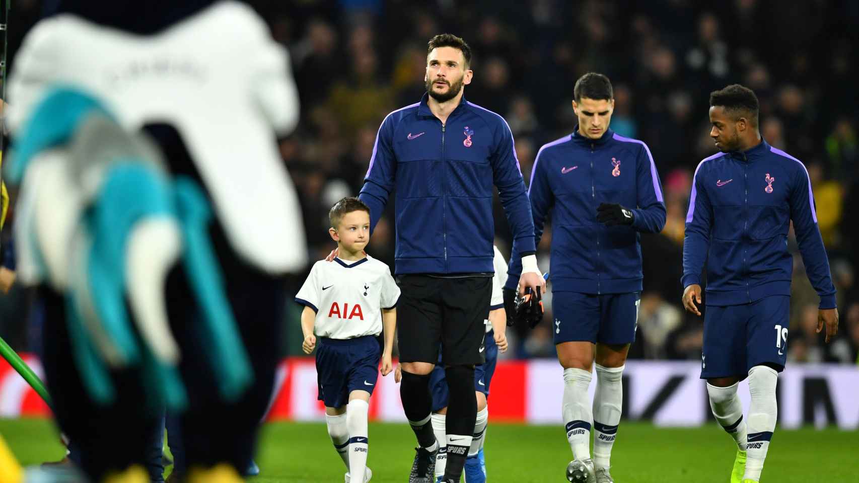 Los jugadores del Tottenham, antes de un partido de la Premier acompañado de los niños