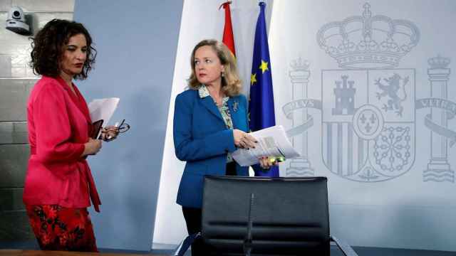 La ministra Portavoz y de Hacienda, María Jesús Montero, junto a la vicepresidenta económica, Nadia Calviño, este martes en Moncloa.