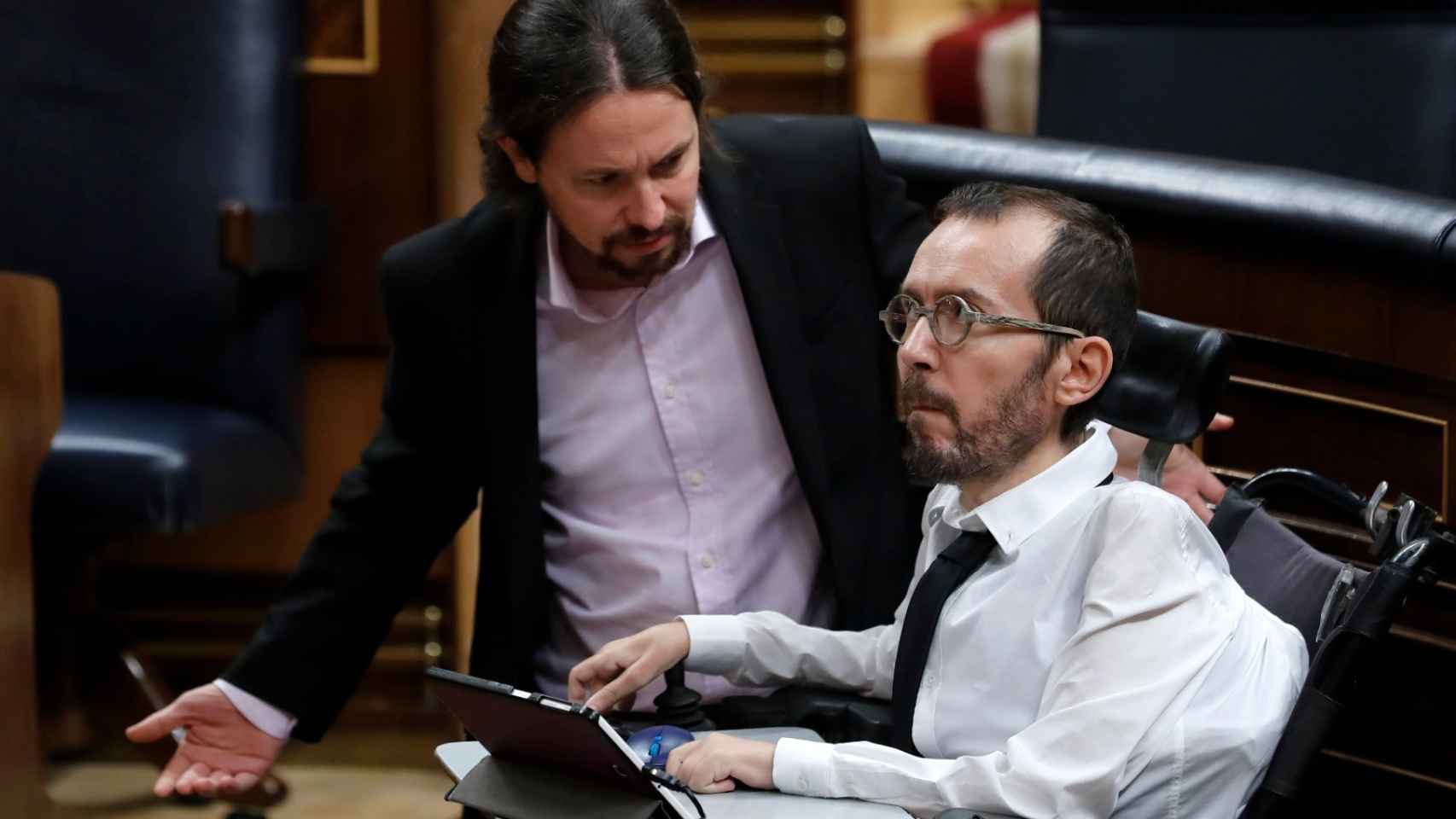 Pablo Iglesias y Pablo Echenique, después del incidente en el debate de la eutanasia del Congreso.