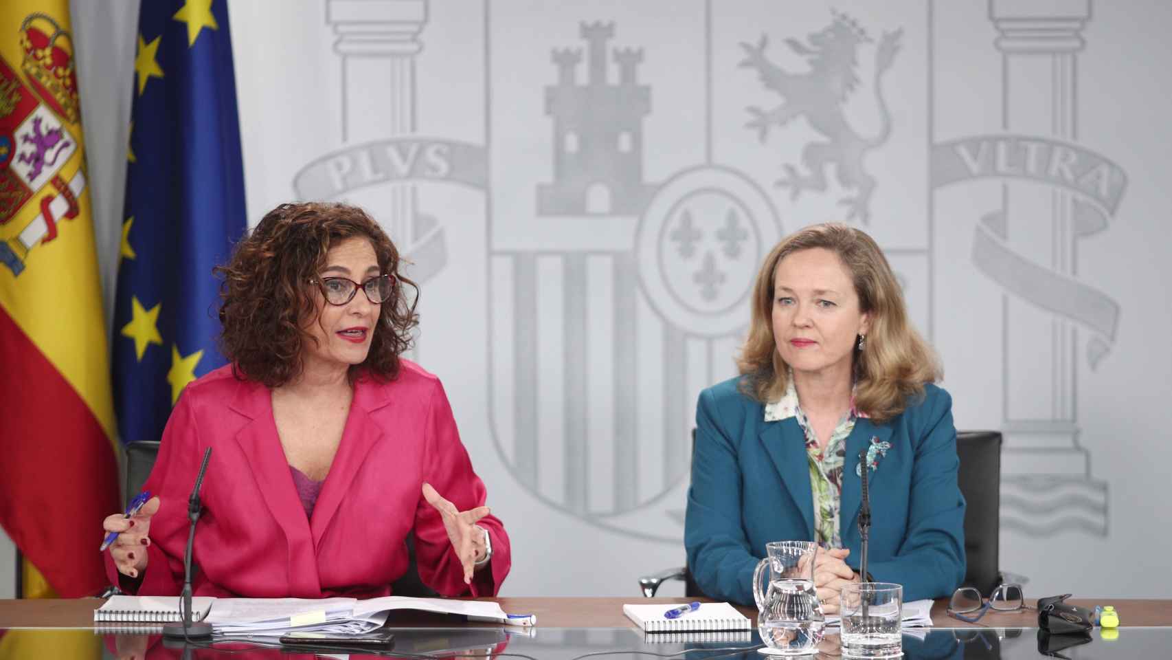 La ministra Portavoz y de Hacienda, María Jesús Montero y la vicepresidenta tercera y ministra de Asuntos Económicos y Transformación Digital, Nadia Calviño .
