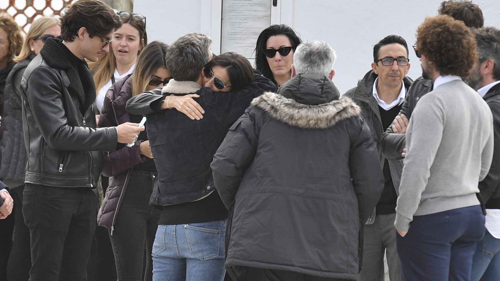 Anna Padilla y Paz abrazando a sus familiares en el entierro.