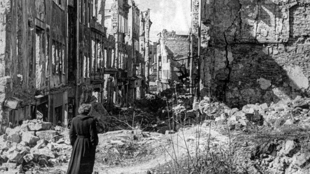 Una mujer contempla los efectos de las miles de bombas que incendiaron Dresde
