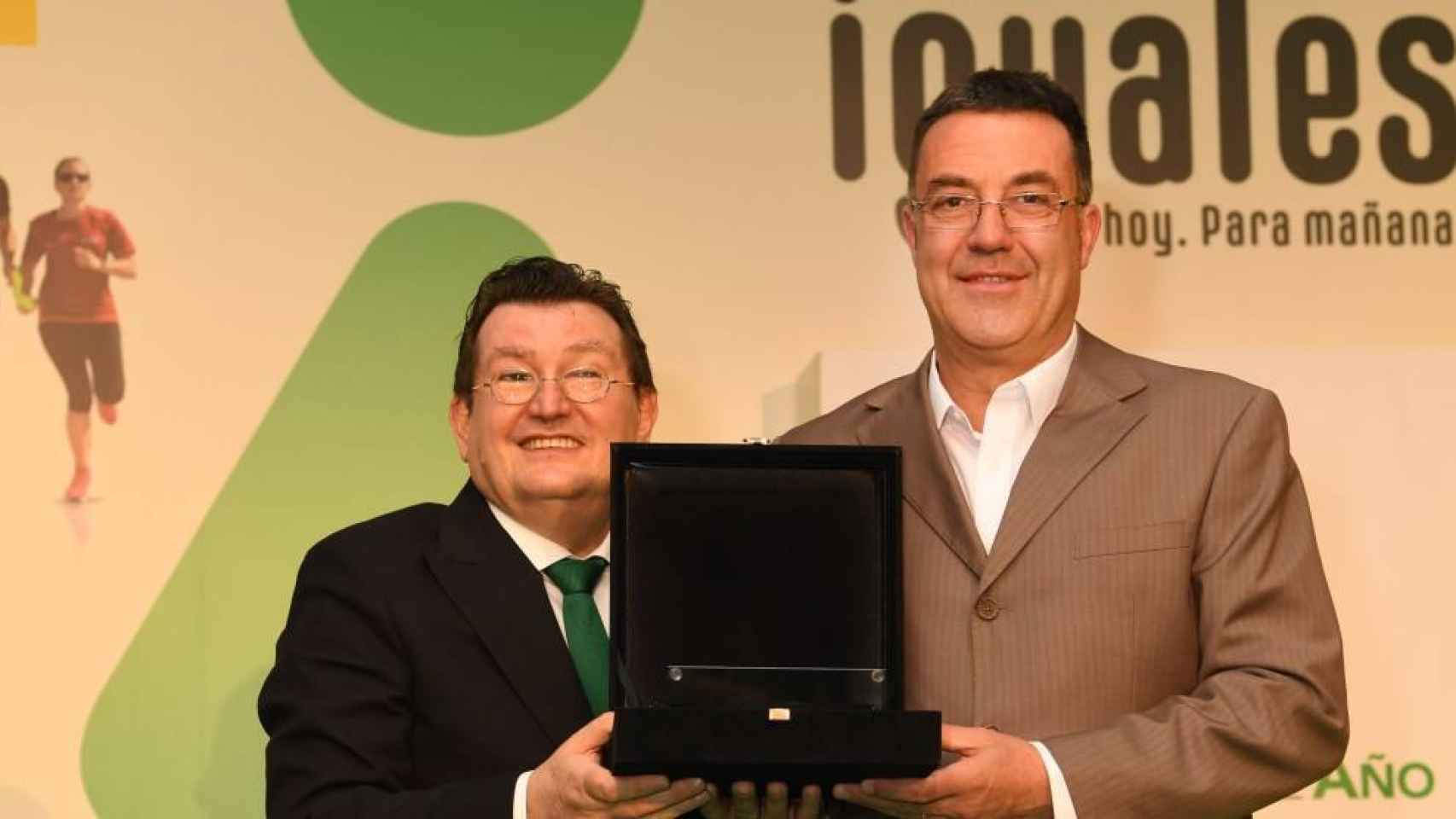 Lorenzo Calado España (d) recibe la Medalla acreditativa como mejor vendedor de la ONCE en Castilla-La Mancha