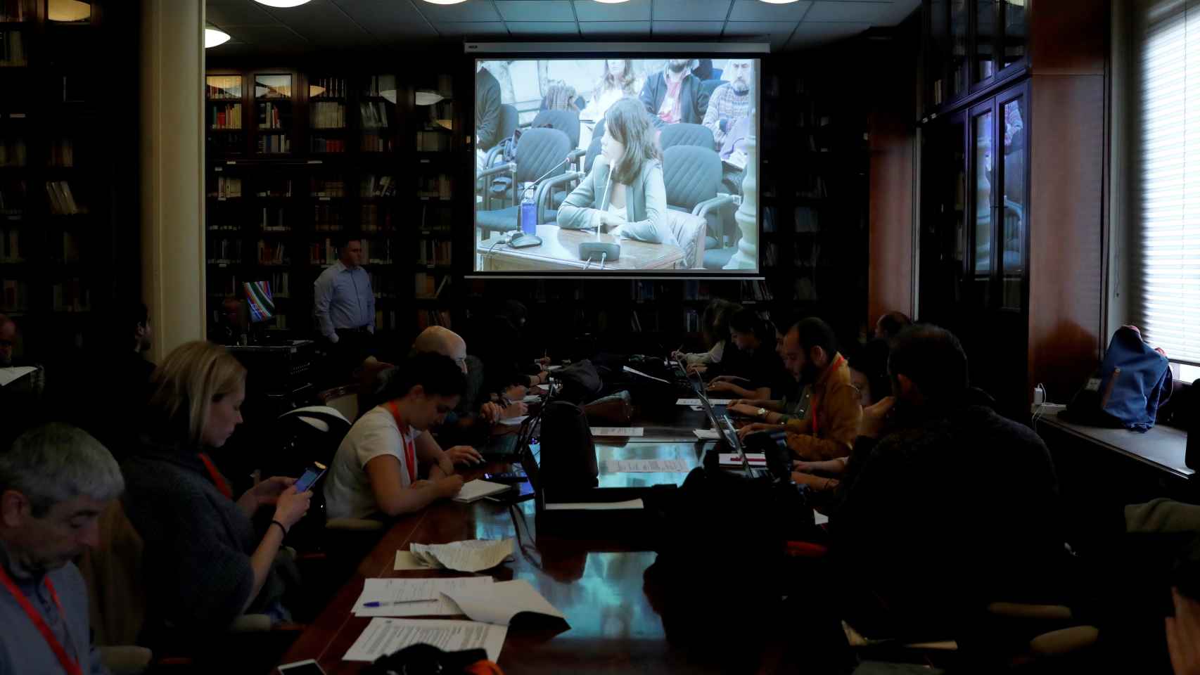 Los periodistas, en la biblioteca del TSJM, siguiendo el juicio a Isa Serra.