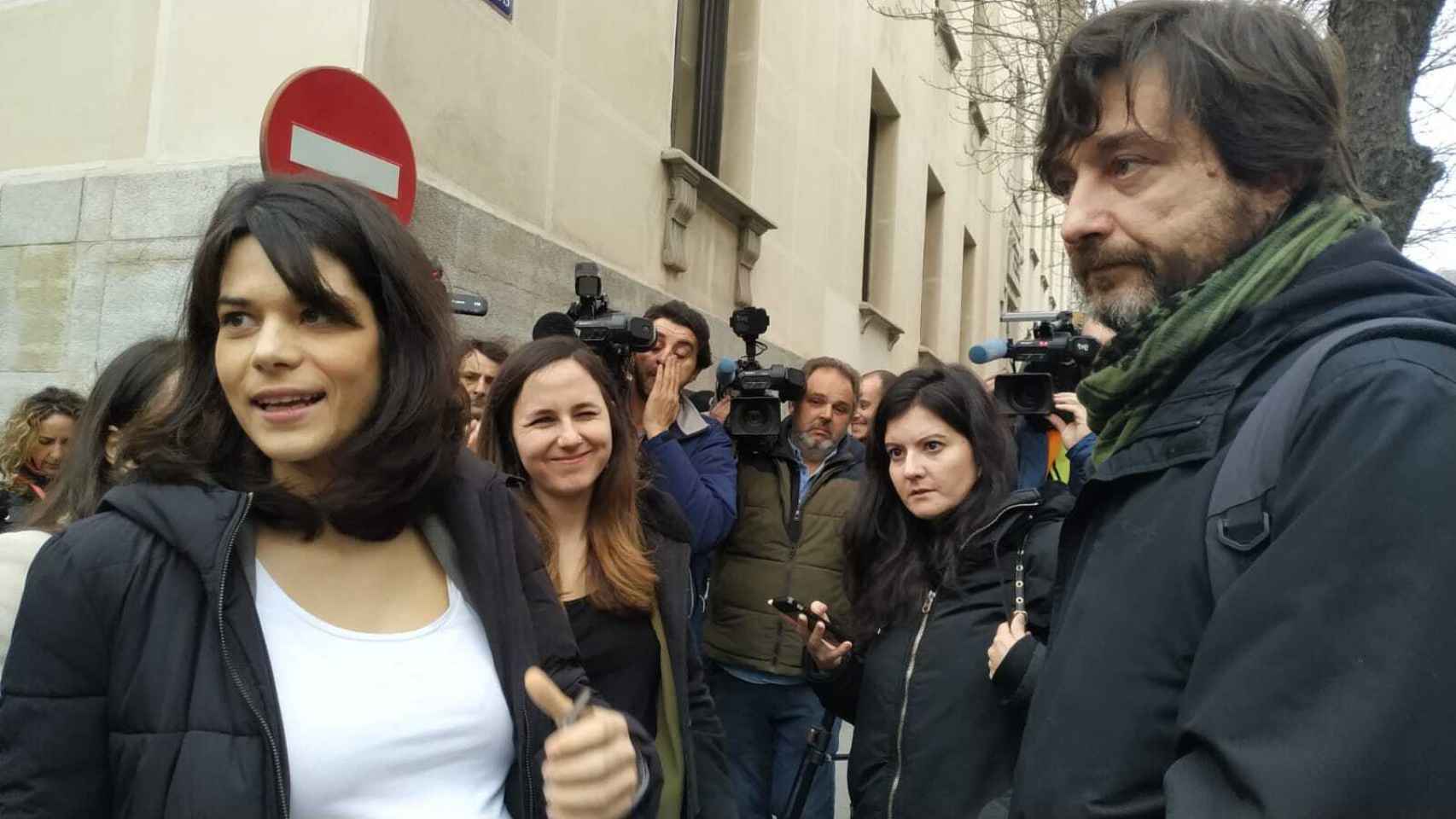 Isa Serra, acompañada de Ione Belarra y Rafa Mayoral, a su entrada al juicio en el TSJM.