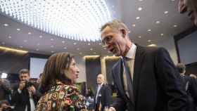 Margarita Robles saluda a Jens Stoltenberg durante la reunión de la OTAN de este miércoles
