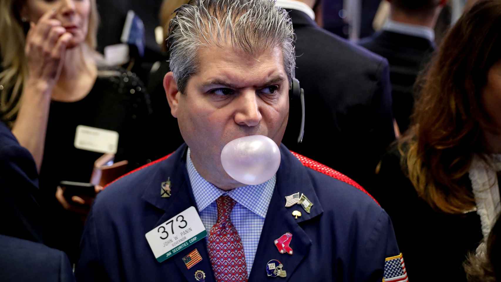 Un  bróker infla un chicle en la Bolsa de Nueva York.