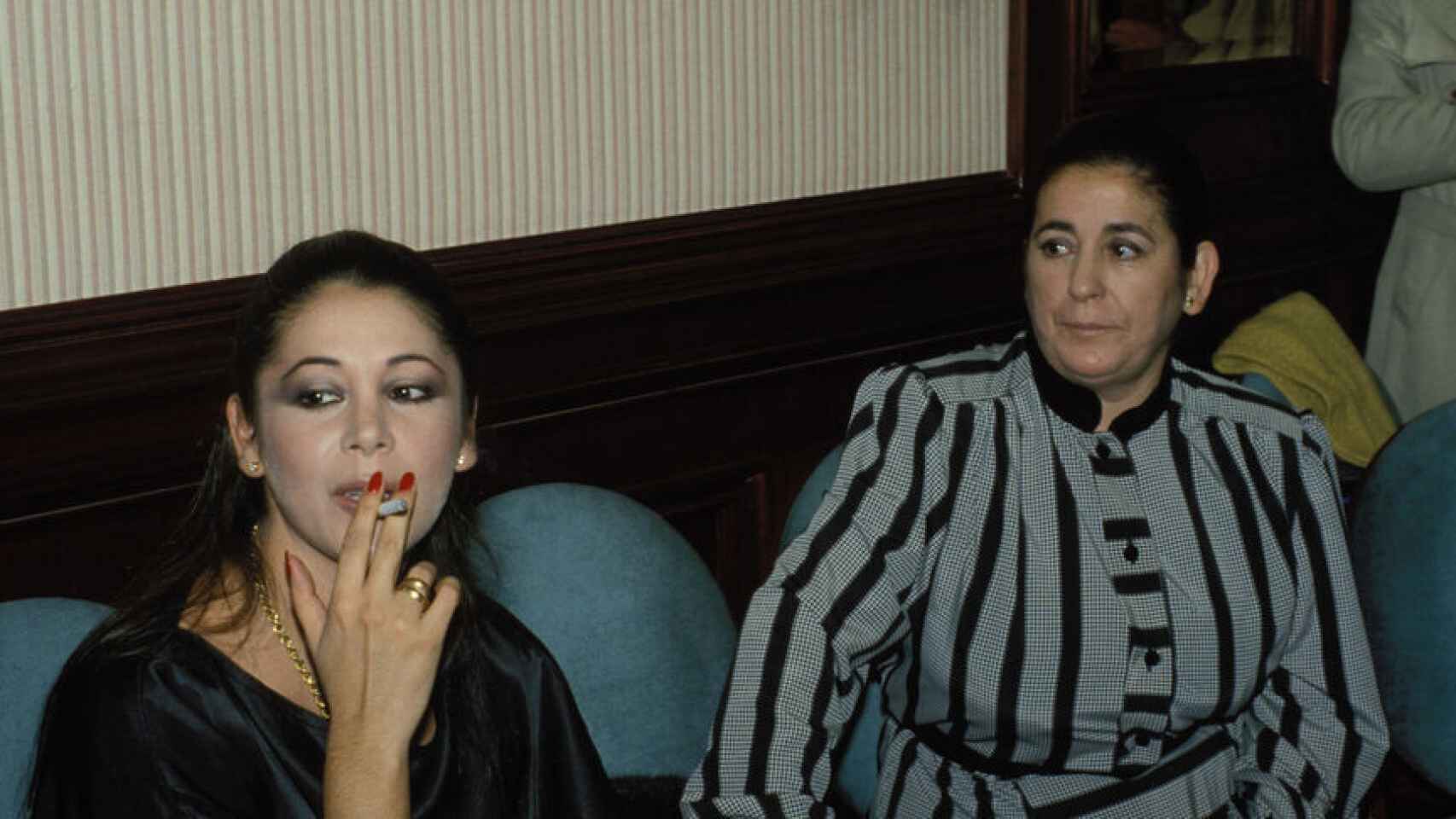 Isabel Pantoja junto a su madre en 1980.