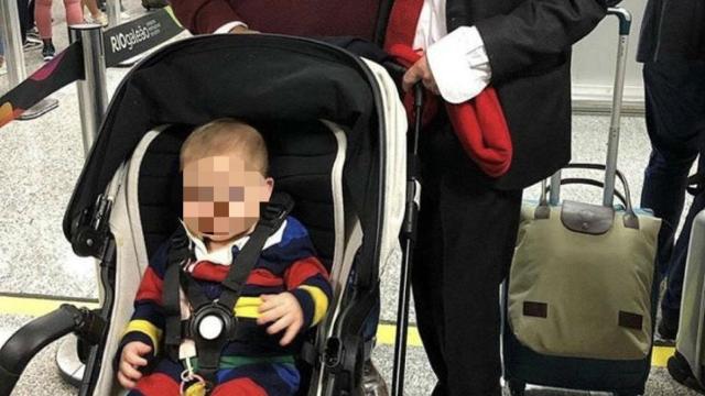 El Padre Ángel, José Mújica y la pequeña Sofía Fernanda en el aeropuerto de Río.