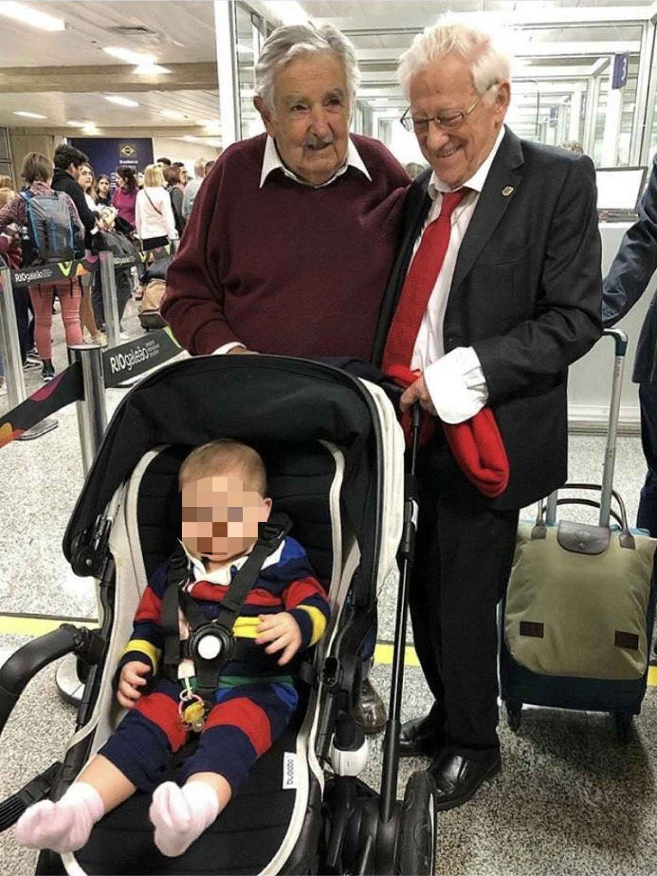 El Padre Ángel, José Mújica y la pequeña Sofía Fernanda en el aeropuerto de Río.