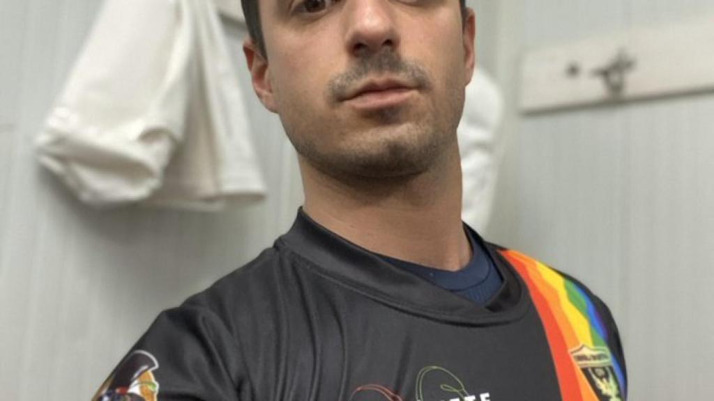 Santiago Rivero posa con la camiseta de su equipo