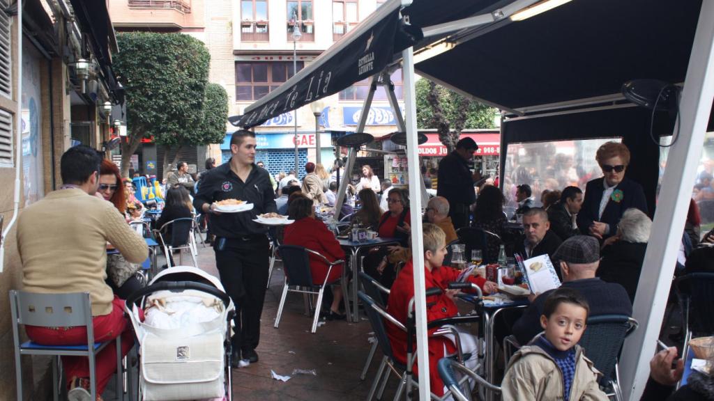 Ángel, director de compras, llevando una comanda en la terraza en 2011