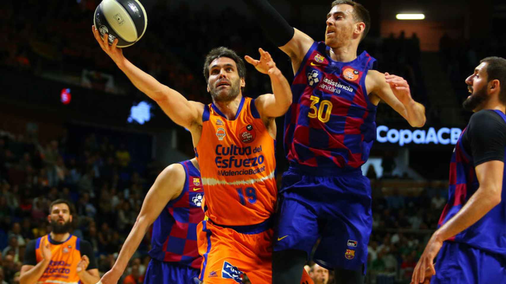 San Emeterio y Claver, durante el partido de Copa del Rey entre Barcelona y Valencia Basket