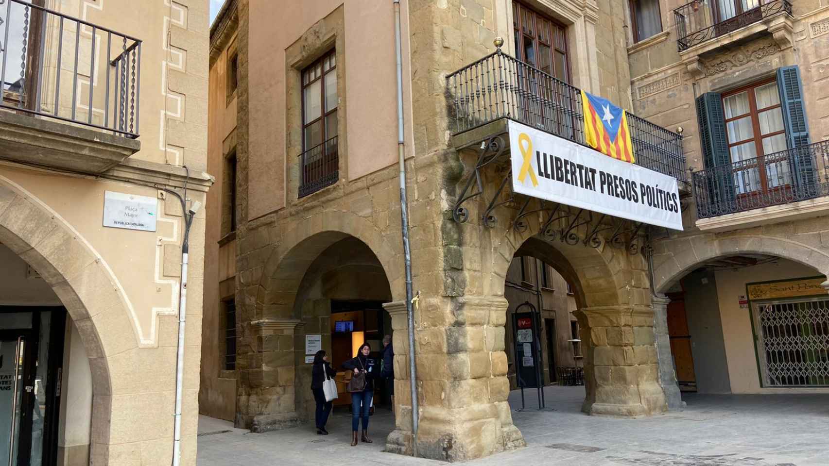 Puerta del Ayuntamiento de Vic, con una estelada y pancartas a favor de los presos