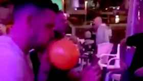 Un jugador del Brighton inhalando el gas de un globo