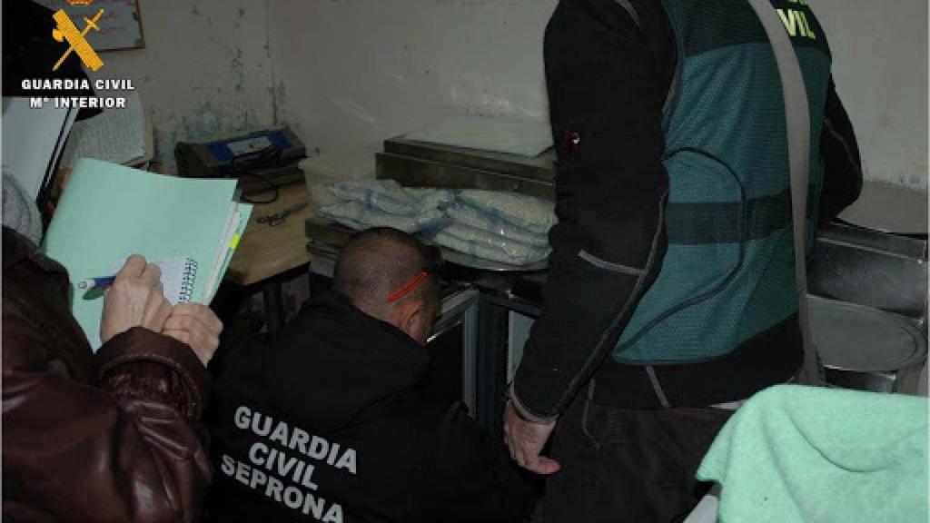 La Guardia Civil interviene el local.