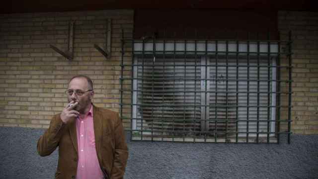 Antonio Del Castillo delante de la ventana del comedor de la casa en la que asesinaron a su hija.