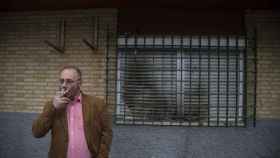 Antonio Del Castillo delante de la ventana del comedor de la casa en la que asesinaron a su hija.