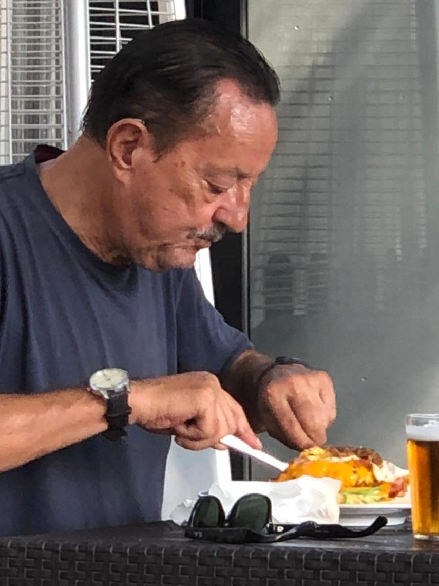 Julián Muñoz, comiendo la especial hamburguesa.