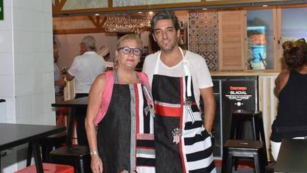 Mayte Zaldívar junto a su novio, Fernando, en el puesto del mercado.