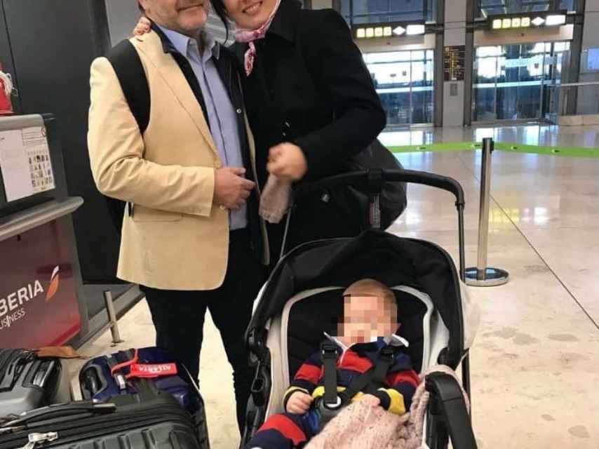 Marcos de Quinto y Angélica, en el aeropuerto con la pequeña.