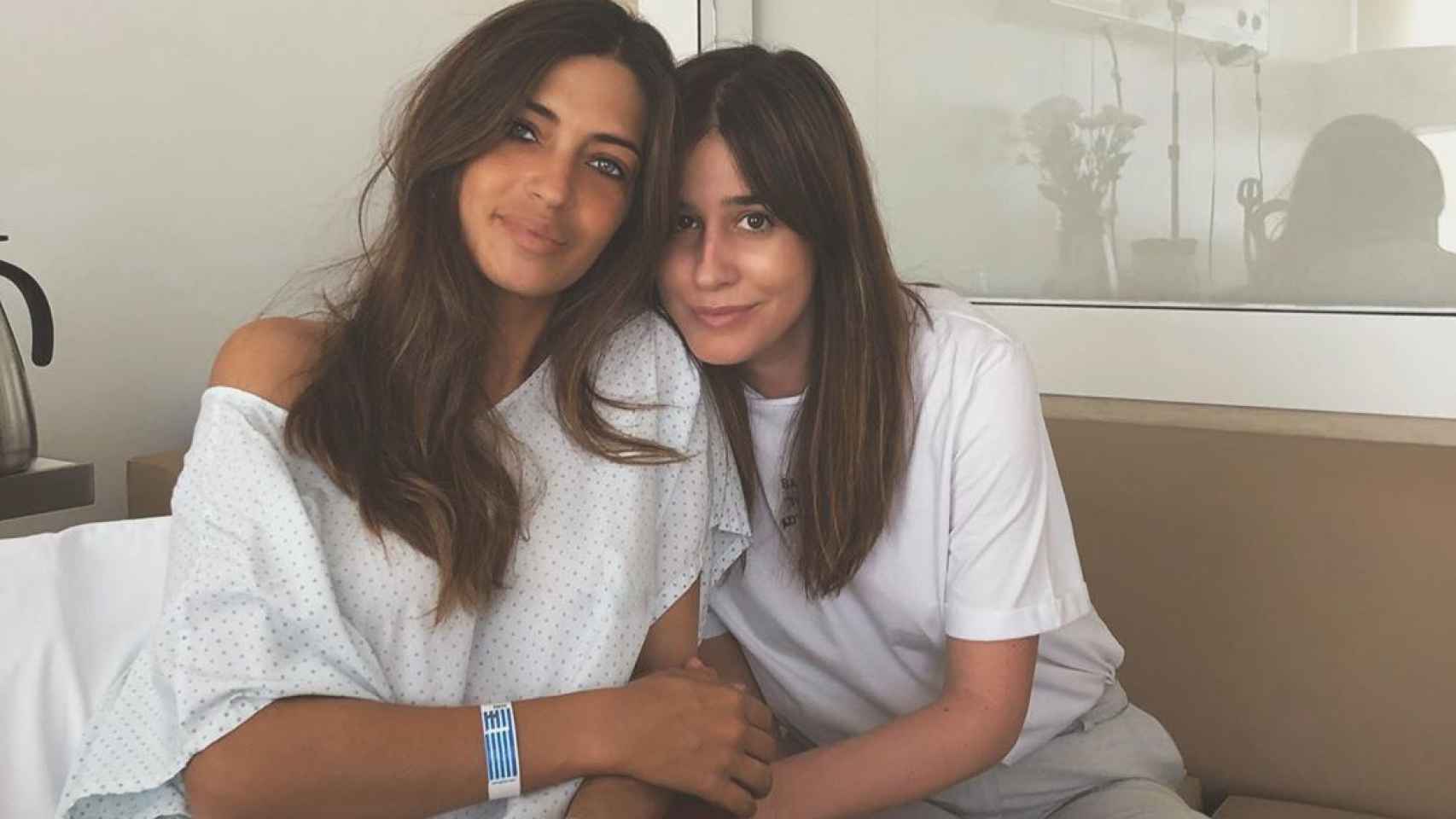 Sara Carbonero y su amiga, la periodista Isabel Jiménez, en el hospital.