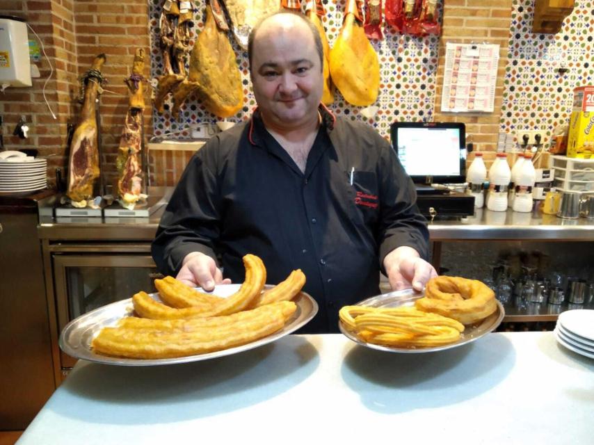 Evaristo compra 20 churros y 10 porras de la churrería Camú para los desayunos.