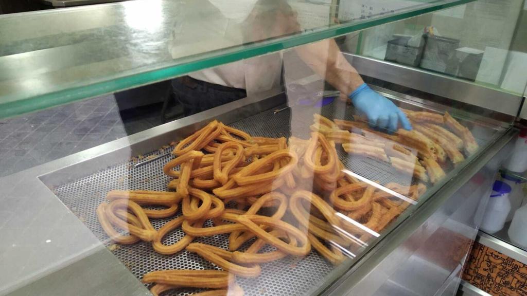 En la churrería Camú los hacen artesanales y se los sirven, por la mañana, a 100 bares.
