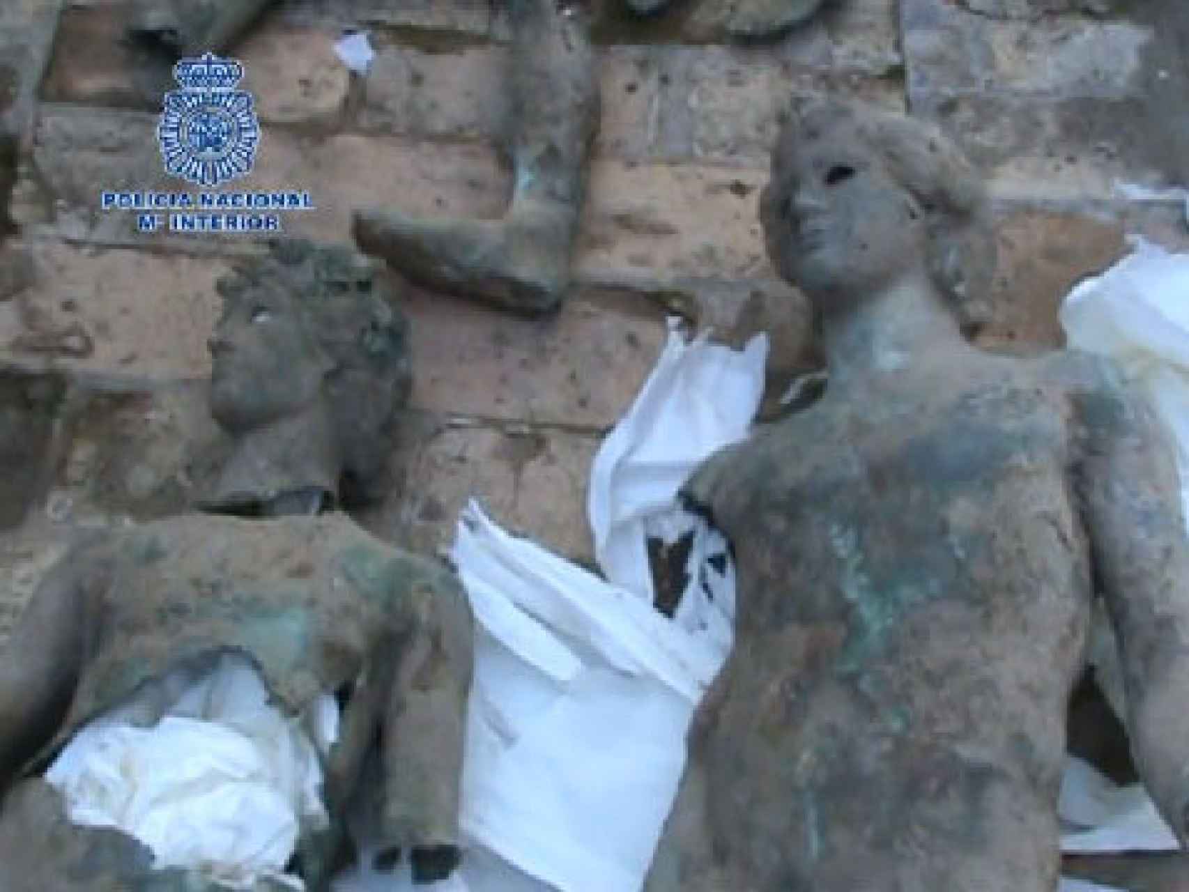 Dos imágenes de las estatuas de bronce recuperadas por los agentes de la UDEV.