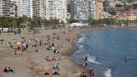 Varias personas toman el sol en la playa de La Malagueta en Málaga, en una imagen de archivo.