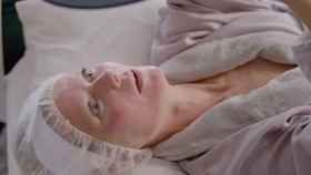 Fotograma de 'The goop lab' en el que Gwyneth Paltrow se hace un tratamiento facial con sangre.