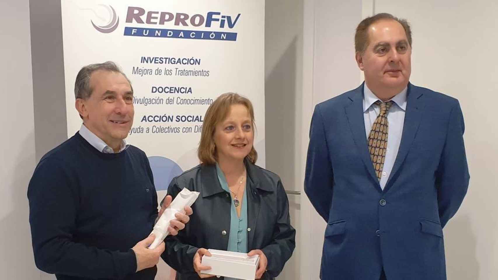 Los doctores Vicente Silva y Elena Martín y el presidente de la Fundación Reprofiv, Francisco López Rodriguez.
