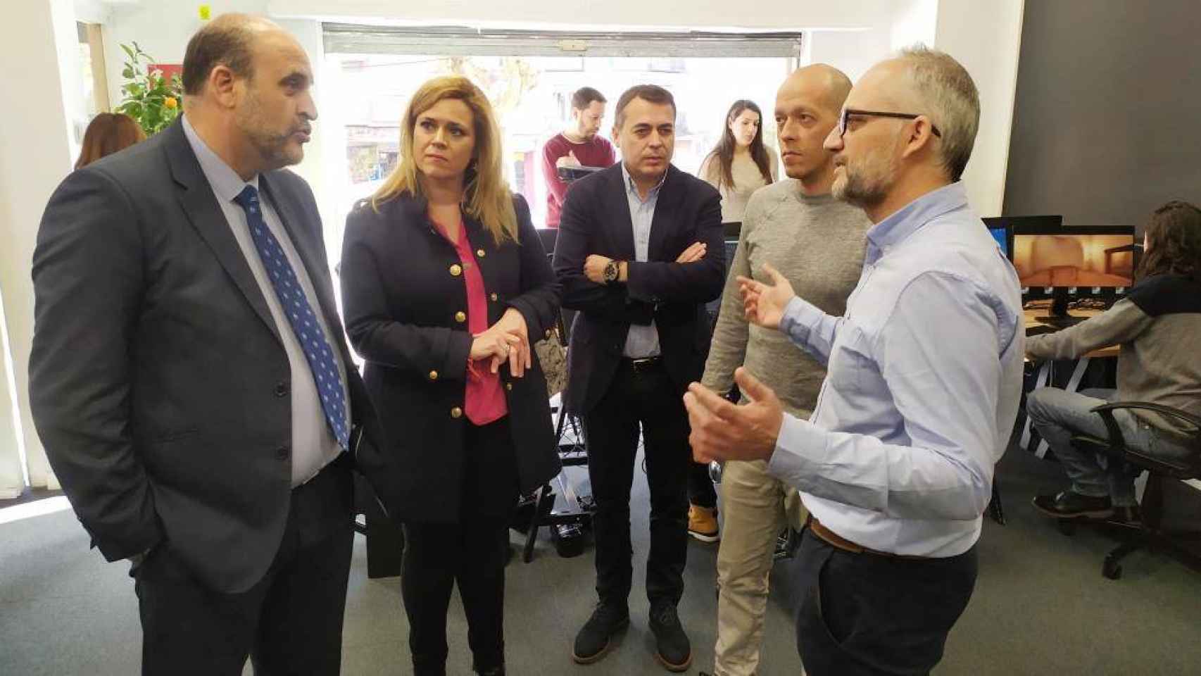 El vicepresidente de C-LM, José Luis Martínez Guijarro, en su visita a la empresa Vsion Studio de Cuenca